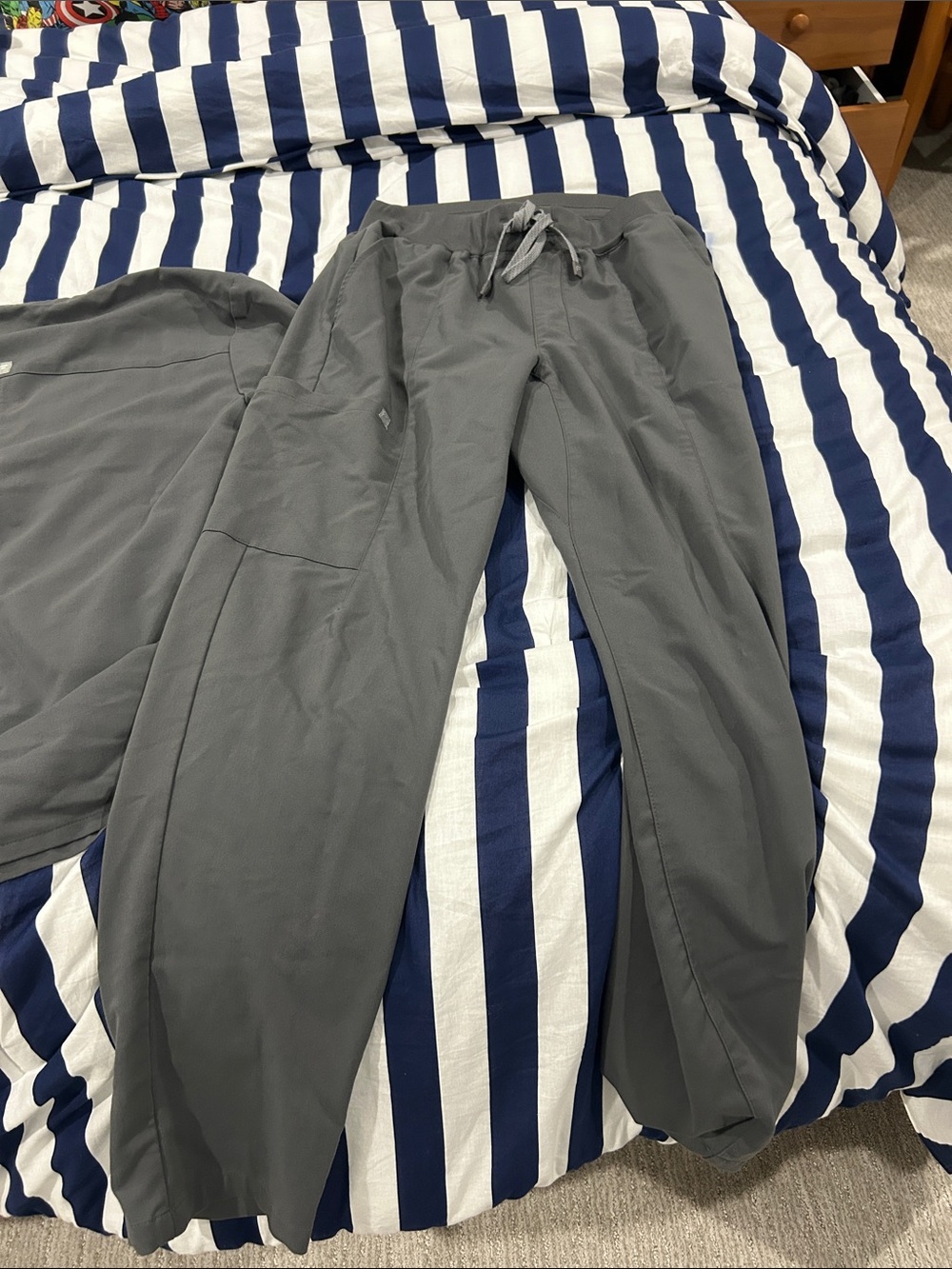 Fabletics Men’s Gray Scrub Set - Picture 3 of 3